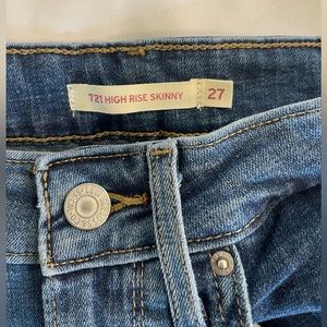 Size 27- Levi’s 721 High Rise Skinny jeans - like new